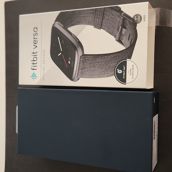 Fitbit Versa with accessories - Picture 3 of 4